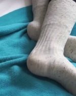 【免费视频】瑜伽裤套灰色棉袜的女孩
