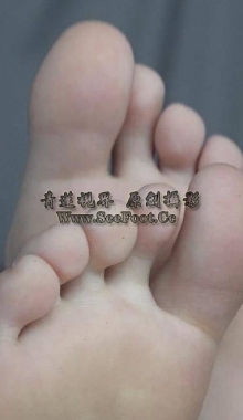 【南国足艺】小美女子怡美脚踩烟灰，展示脏脏的脚丫，不停的扭动性感的脚！4K